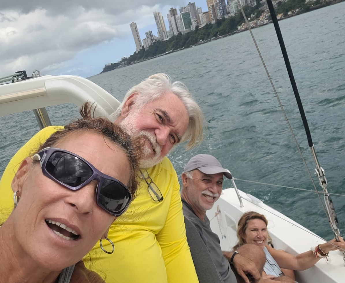 Orcas, tiburones y buques militares secretos: son de Funes y cruzaron el Atlántico en un pequeño catamarán